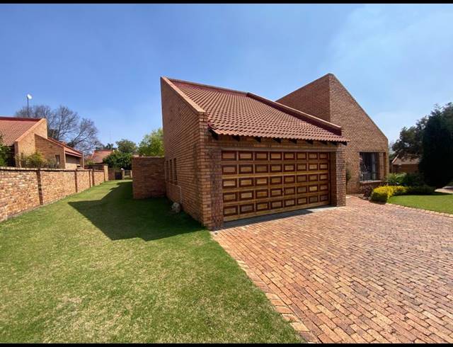 2 BEDROOM TOWNHOUSE FOR SALE IN CLUBVILLE